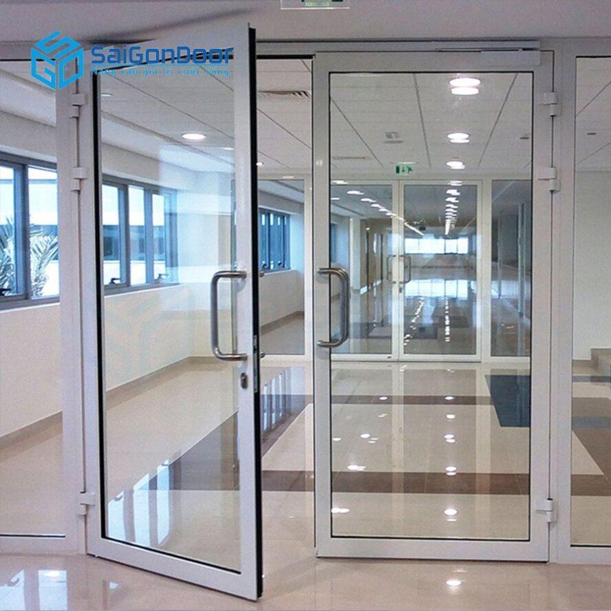 Cửa kính với khung được làm bằng nhôm thích hợp cho các văn phòng, nhà máy, xí nghiệp