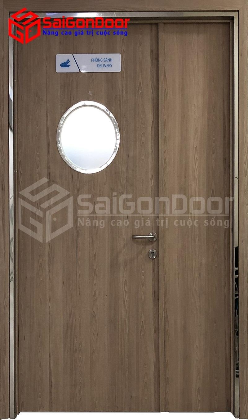 Cửa Composite có ô thoáng giúp căn phòng không bị ngột ngạt, gò bó