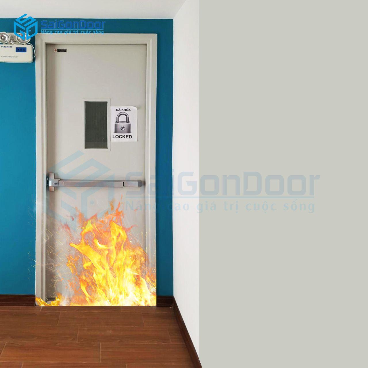 Cửa thoát hiểm gắn thanh thoát hiểm có ô kính