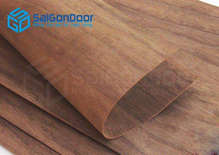 Bề mặt cửa gỗ Veneer được phủ lên