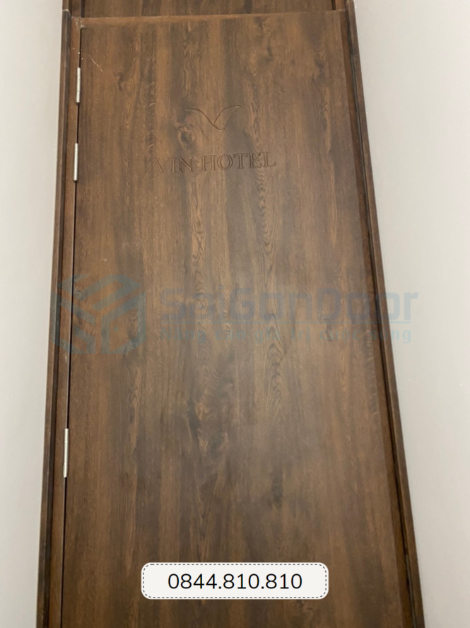 THI CÔNG CỬA COMPOSITE CÔNG TRÌNH VINHOTEL