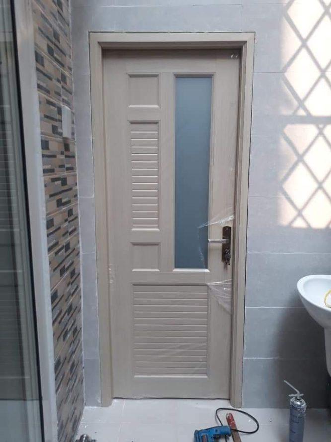 THỰC TẾ THI CÔNG CỬA NHỰA NHÀ TẮM TẠI PHƯỜNG 11 BÌNH THẠNH