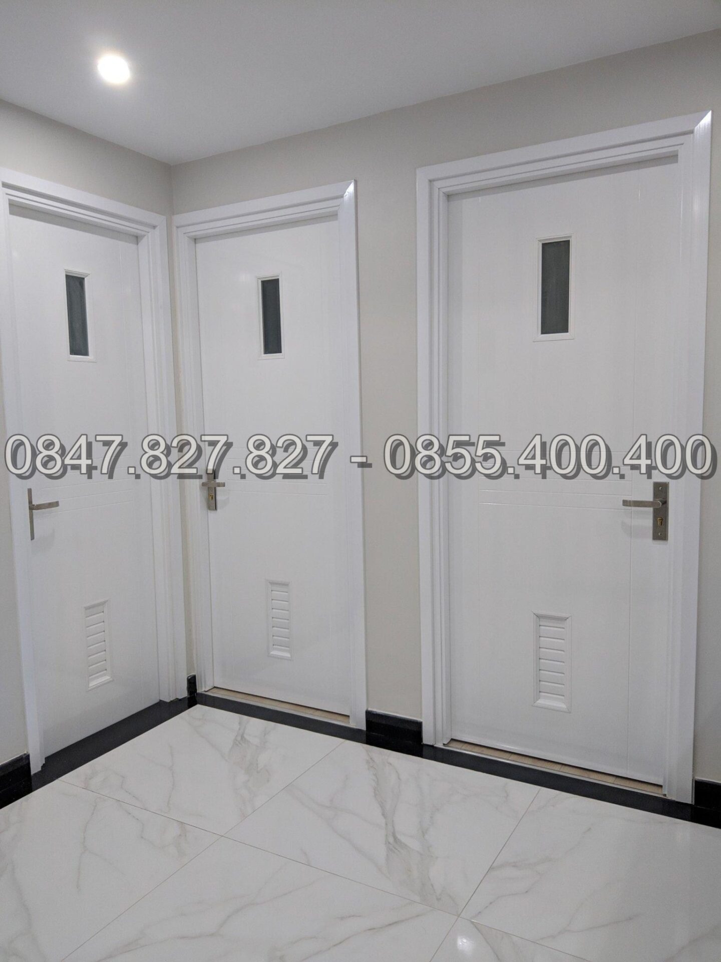 Cửa nhà vệ sinh làm bằng chất liệu composite