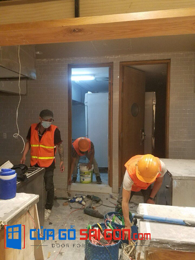 Nhân viên lắp đặt cửa cửa nhà vệ sinh bằng gỗ/ nhựa tại cuagosaigon Nhân viên lắp đặt cửa cửa nhà vệ sinh bằng gỗ/ nhựa tại cuagosaigon