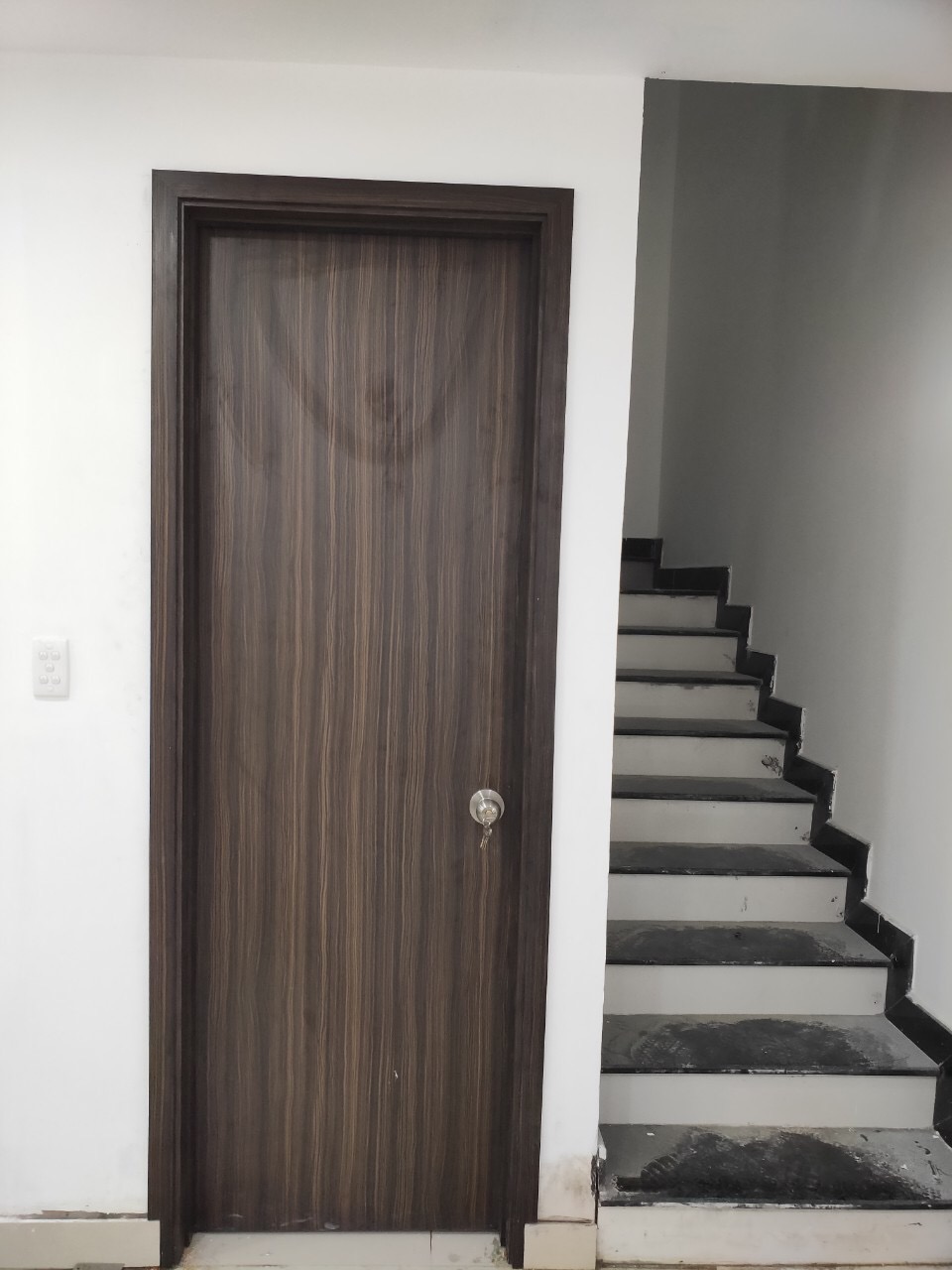 Cửa gỗ MDF công nghiệp có bề mặt phủ Laminate Cửa gỗ MDF công nghiệp có bề mặt phủ Laminate