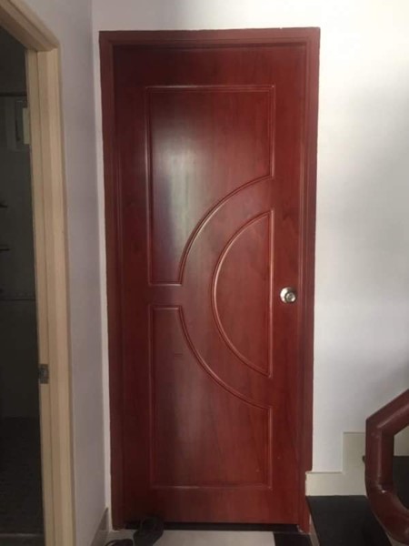 Mẫu cửa nhựa gỗ có màu gỗ nâu đỏ bắt mắt, mới lạ Mẫu cửa nhựa gỗ có màu gỗ nâu đỏ bắt mắt, mới lạ