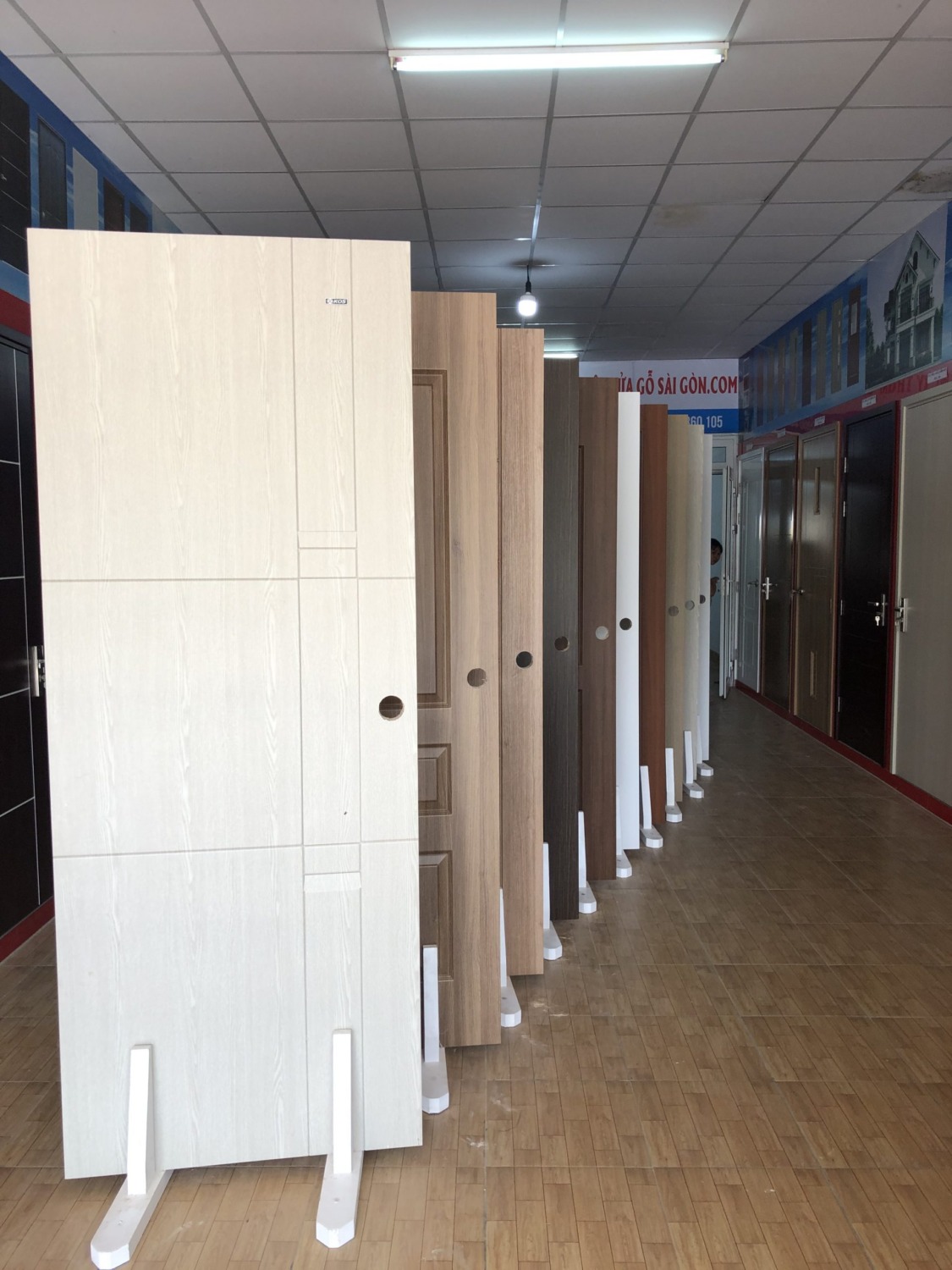 Cửa nhựa ABS với cánh cửa hoa văn đẹp mắt Cửa nhựa ABS với cánh cửa hoa văn đẹp mắt