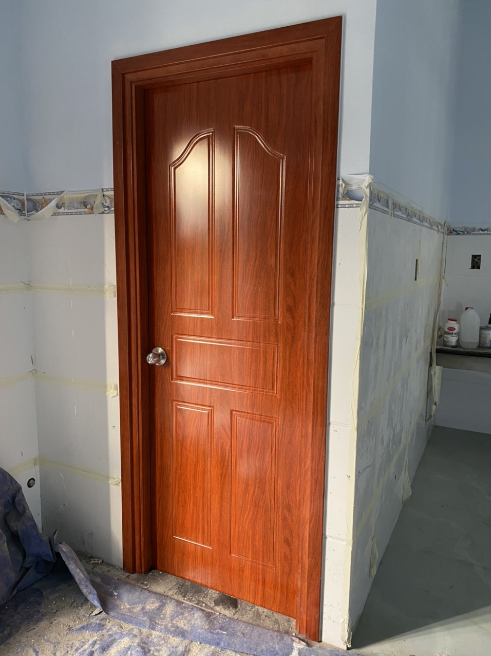 Công trình cửa thông phòng bằng gỗ hương pano đặc Cửa đi thông phòng