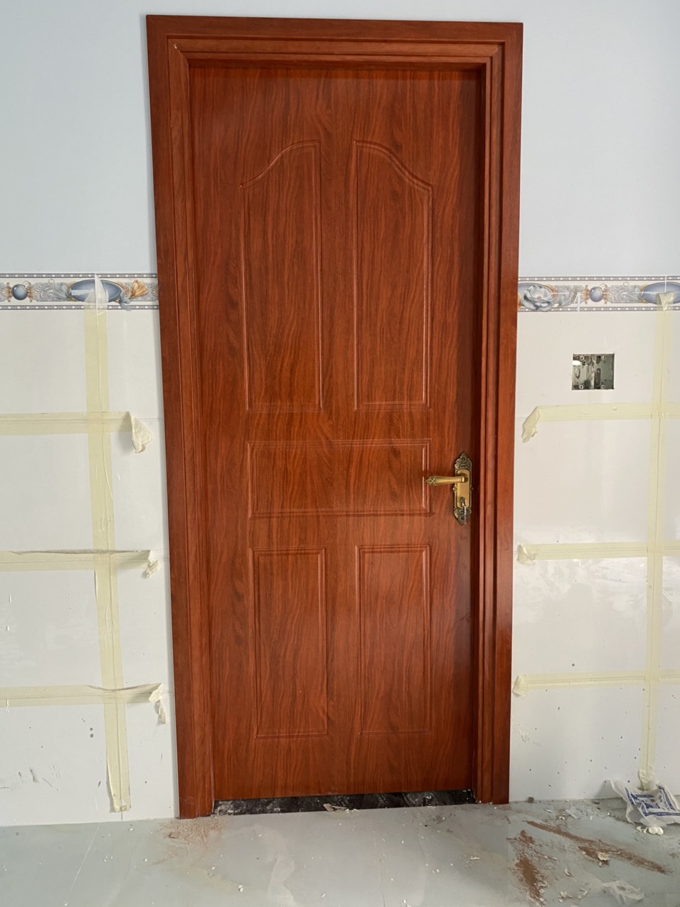 Công trình cửa thông phòng bằng thép vân gỗ hương sang trọng Cửa đi thông phòng