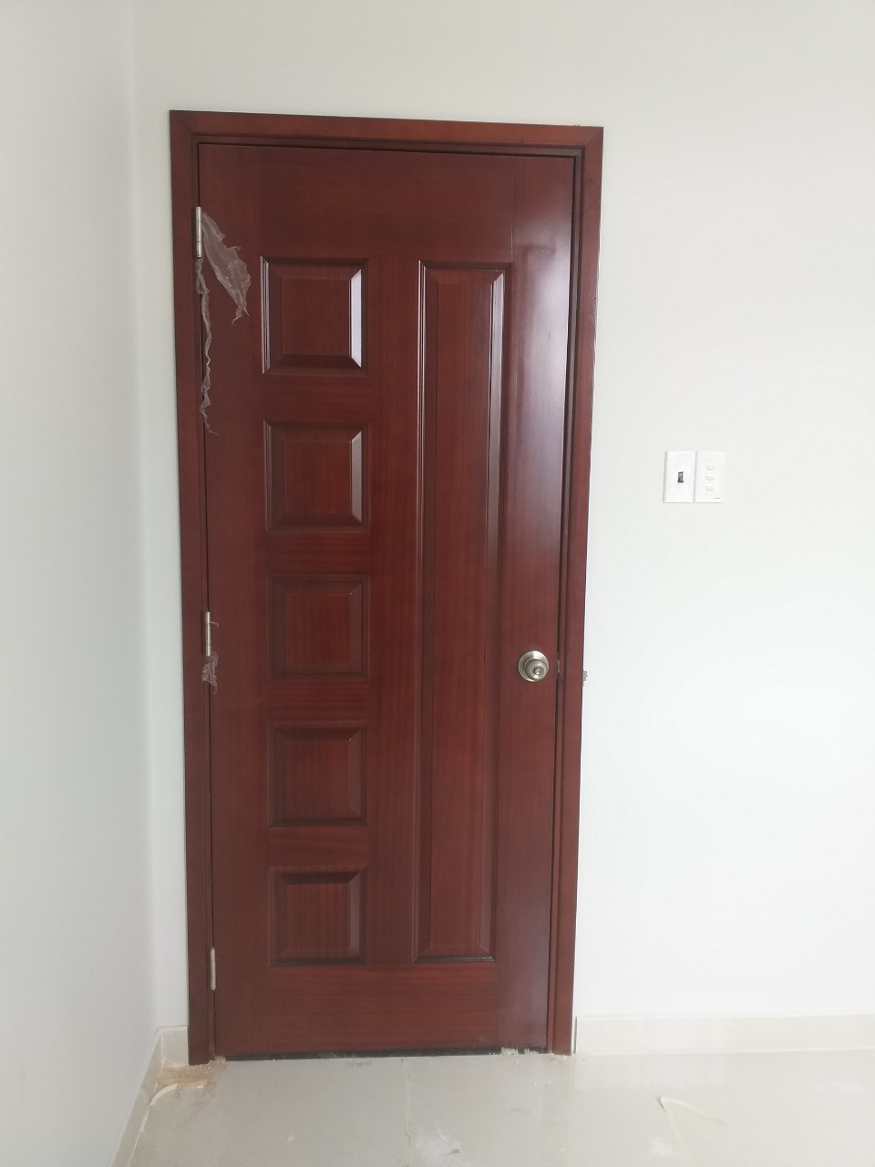 Công trình cửa thông phòng gỗ công nghiệp màu nâu đỏ Cửa đi thông phòng