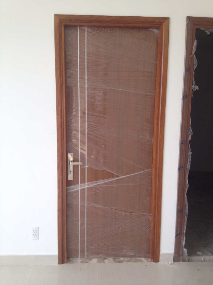 Thi công cửa thông phòng nhựa vân gỗ kết hợp khóa tay gạt Cửa đi thông phòng
