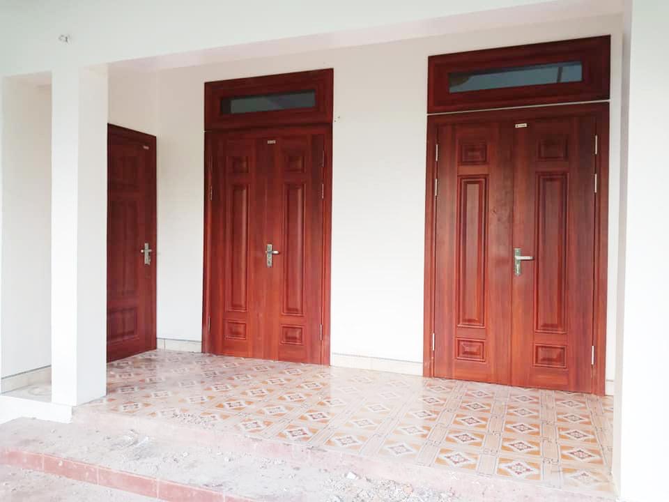 Công trình cửa đi thép vân gỗ Cửa đi thông phòng