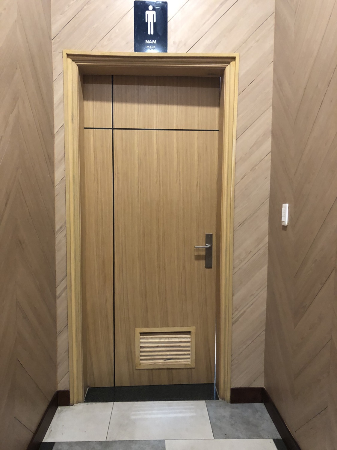 Thi công cửa toilet nam cửa gỗ toilet