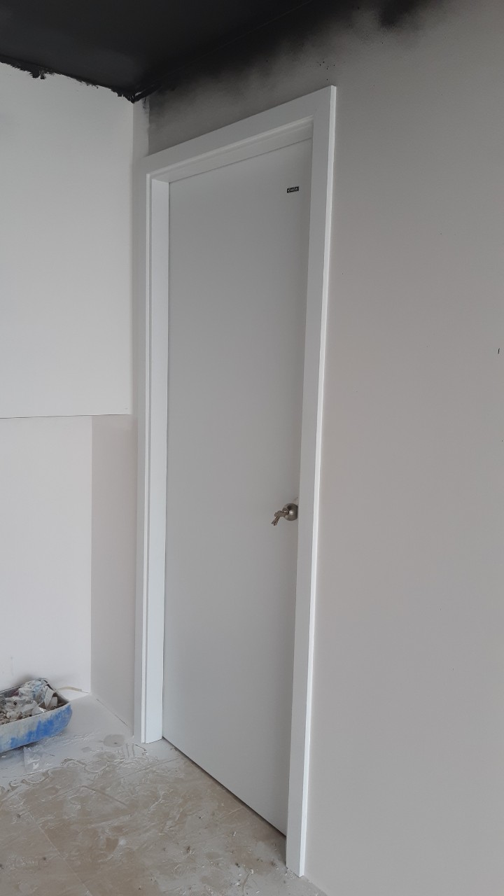 Thi công cửa toilet gỗ công nghiệp màu trắng cửa gỗ toilet