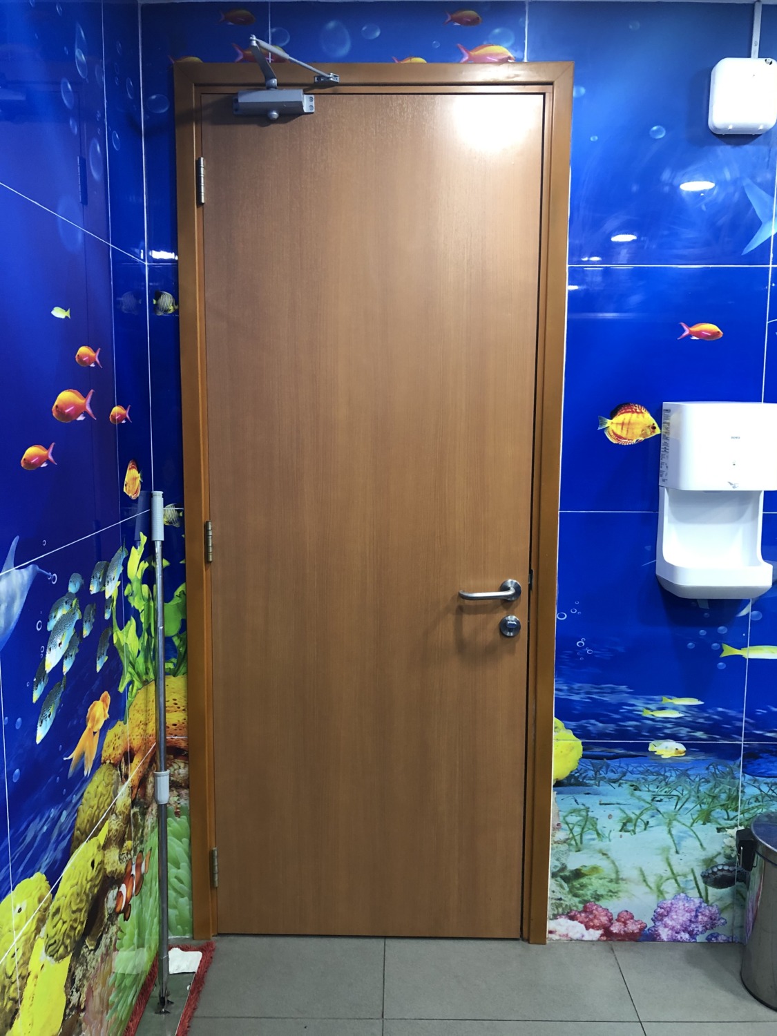 Công trình cửa toilet gỗ công nghiệp vân gụ cửa gỗ toilet