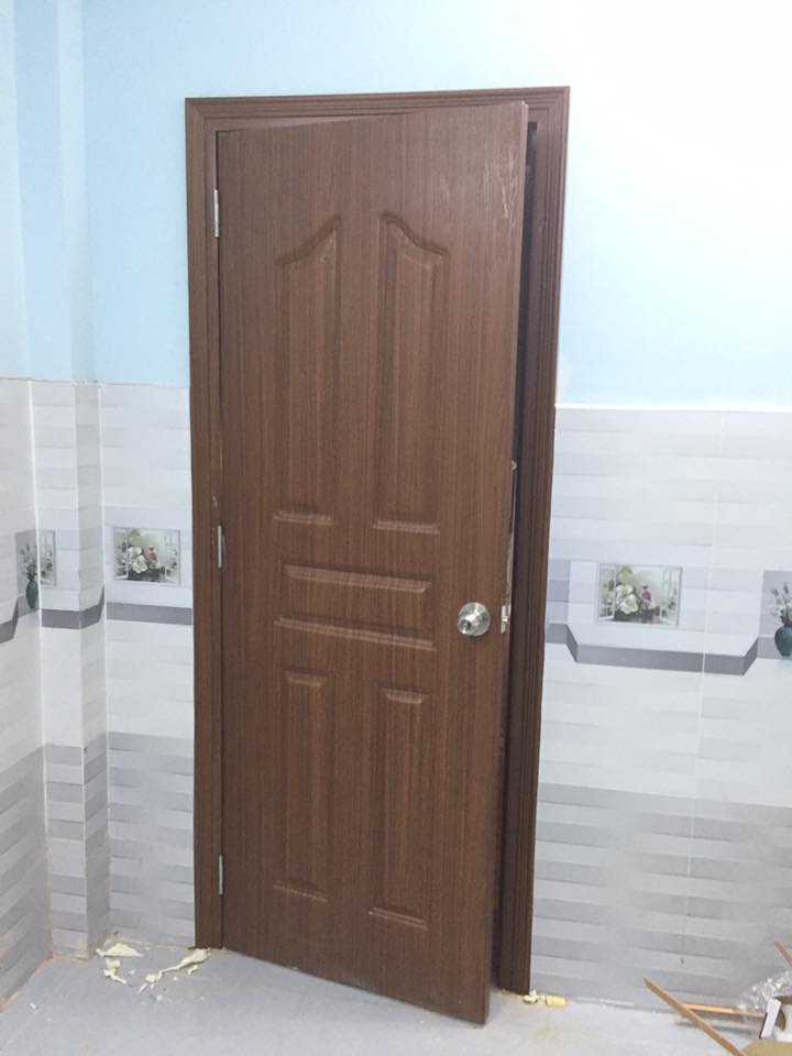 Công trình thi công cửa toilet bằng nhựa composite màu nâu Cửa nhựa toilet