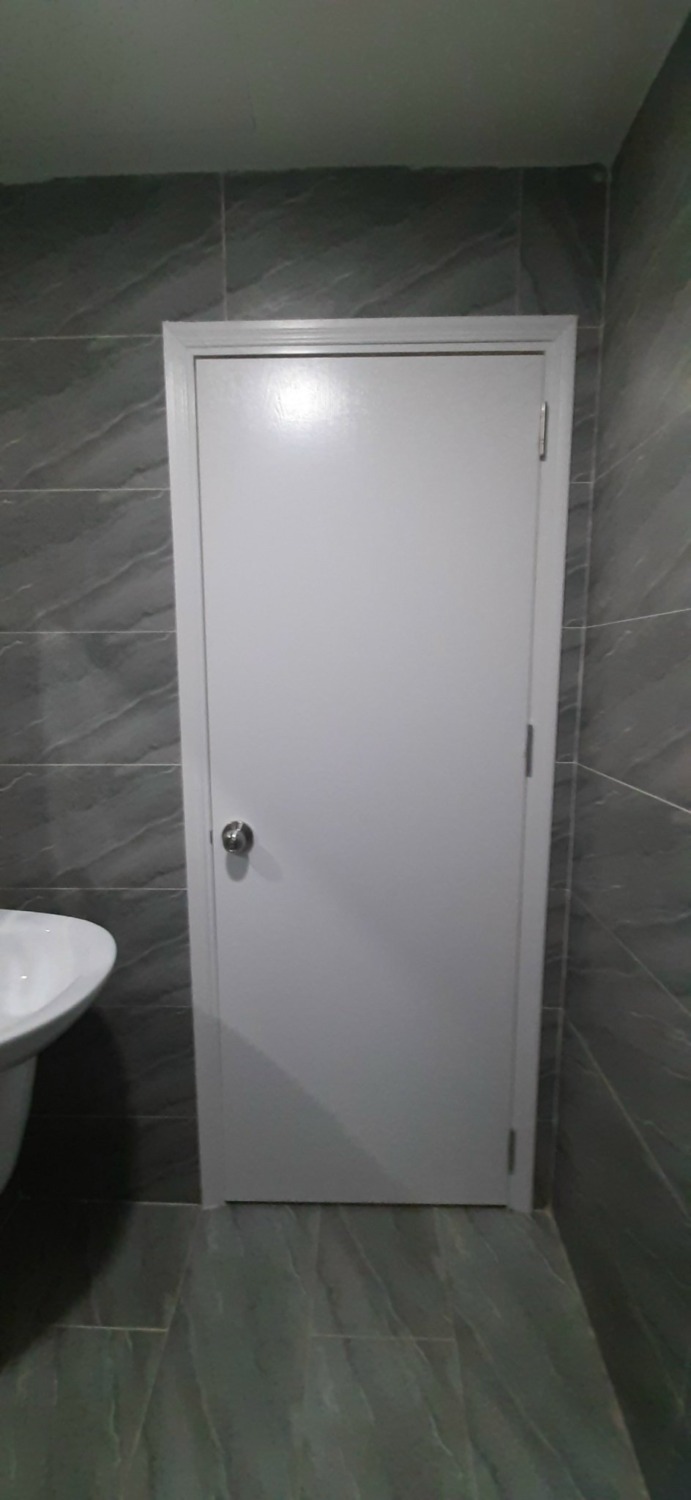 Công trình cửa toilet bằng nhựa đài loan gam màu trắng Cửa nhựa toilet