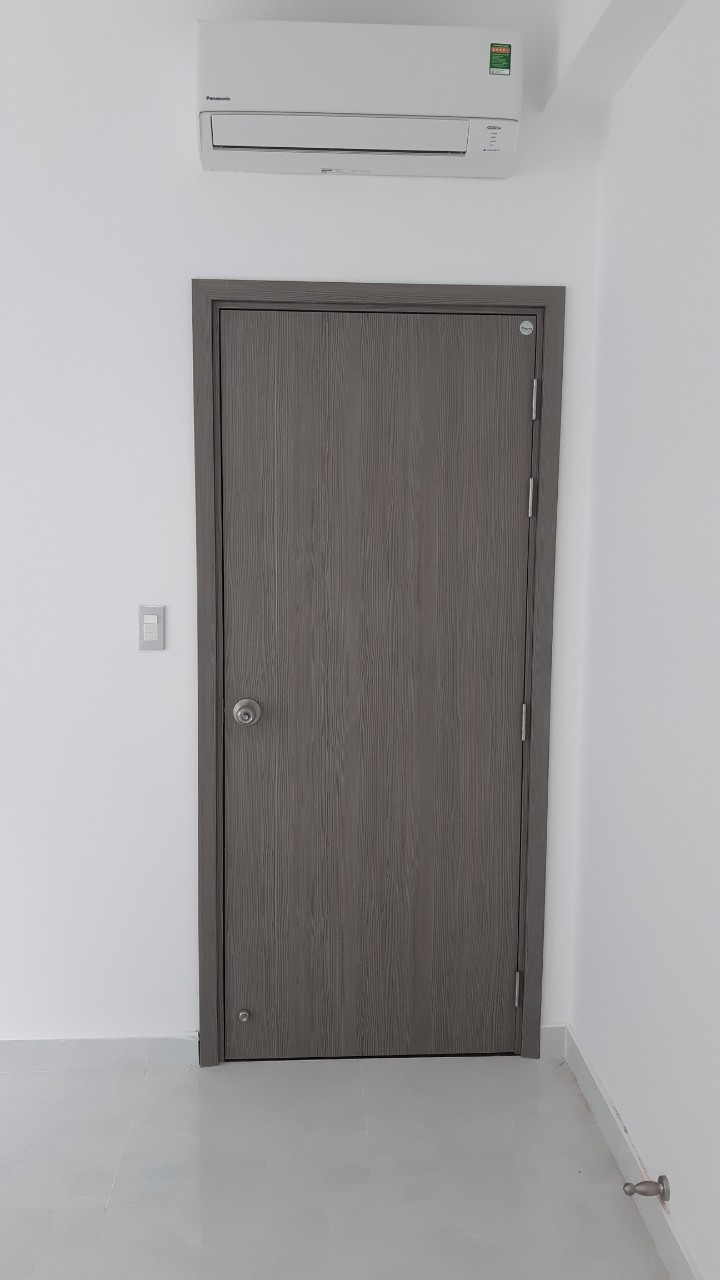 Công trình cửa toilet bằng nhựa composite vân gỗ màu đen mun Cửa nhựa toilet