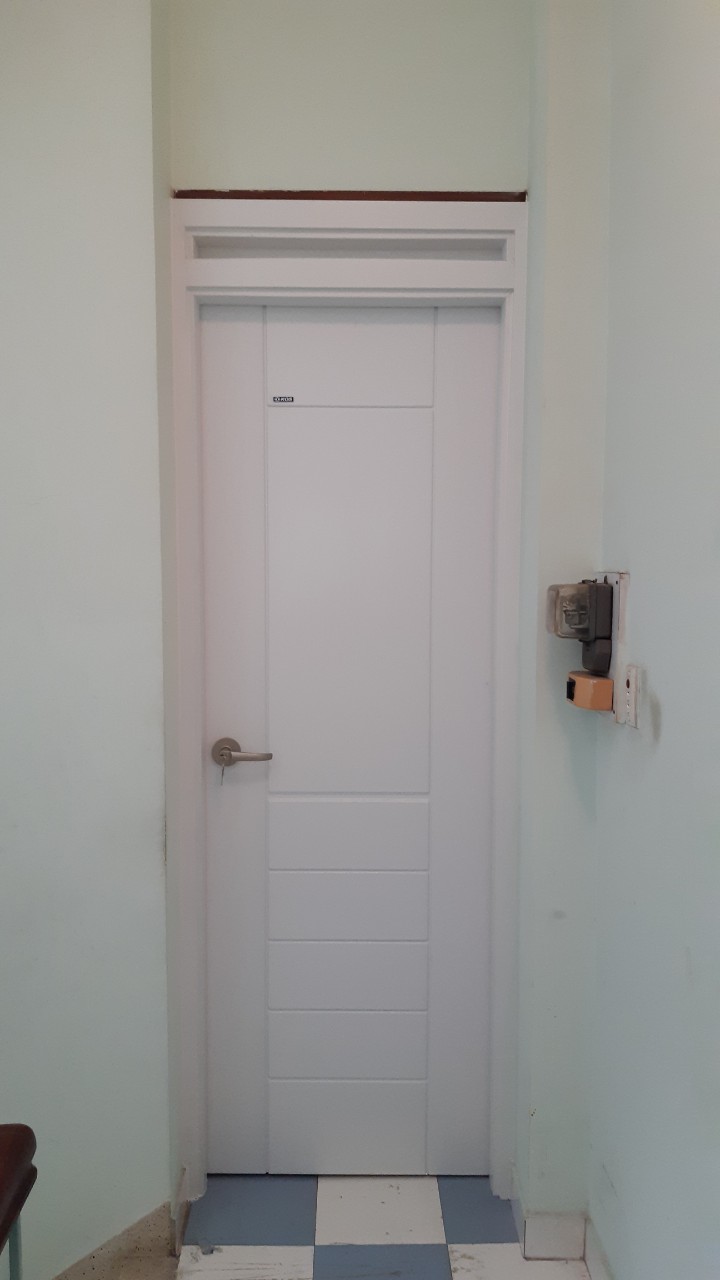 Công trình cửa toilet bằng nhựa Hàn Quốc màu trắng tinh tế Cửa nhựa toilet