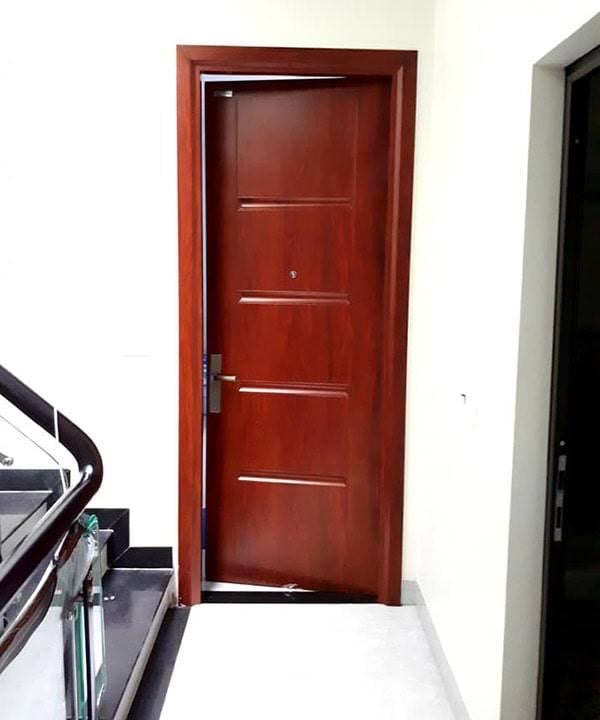 Cửa nhà toilet bằng thép vân gỗ màu nâu đỏ Cửa toilet