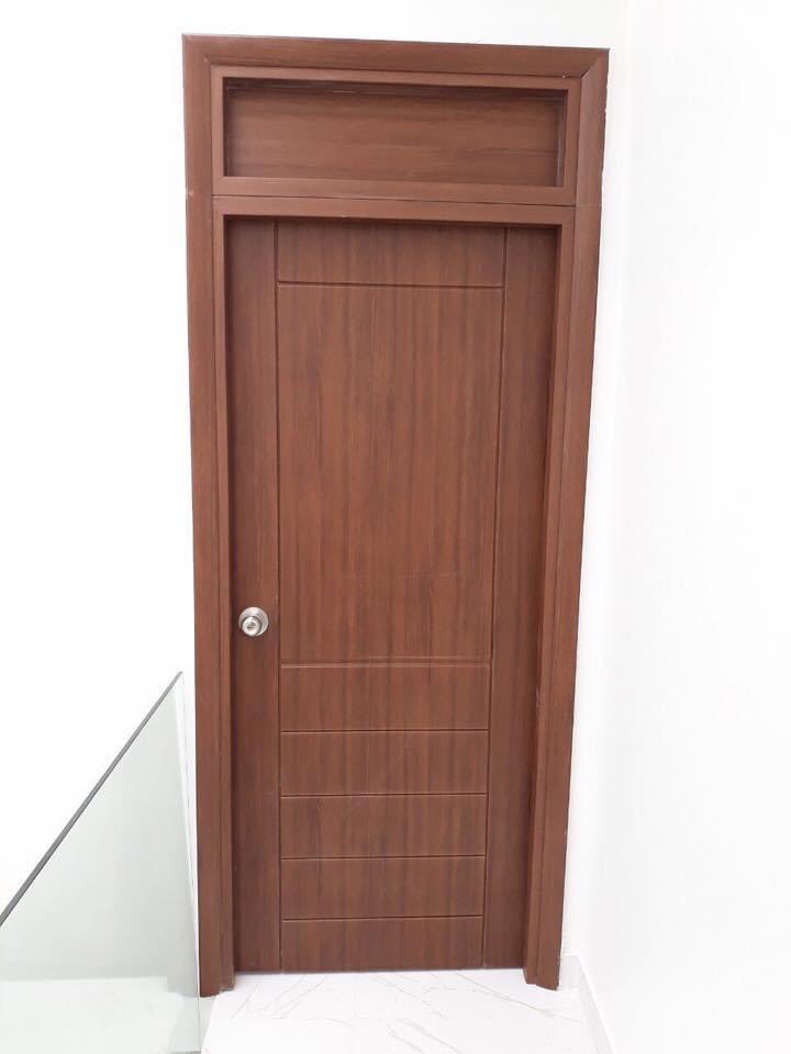 Công trình cửa nhà toilet bằng gỗ công nghiệp màu nâu đậm Cửa toilet