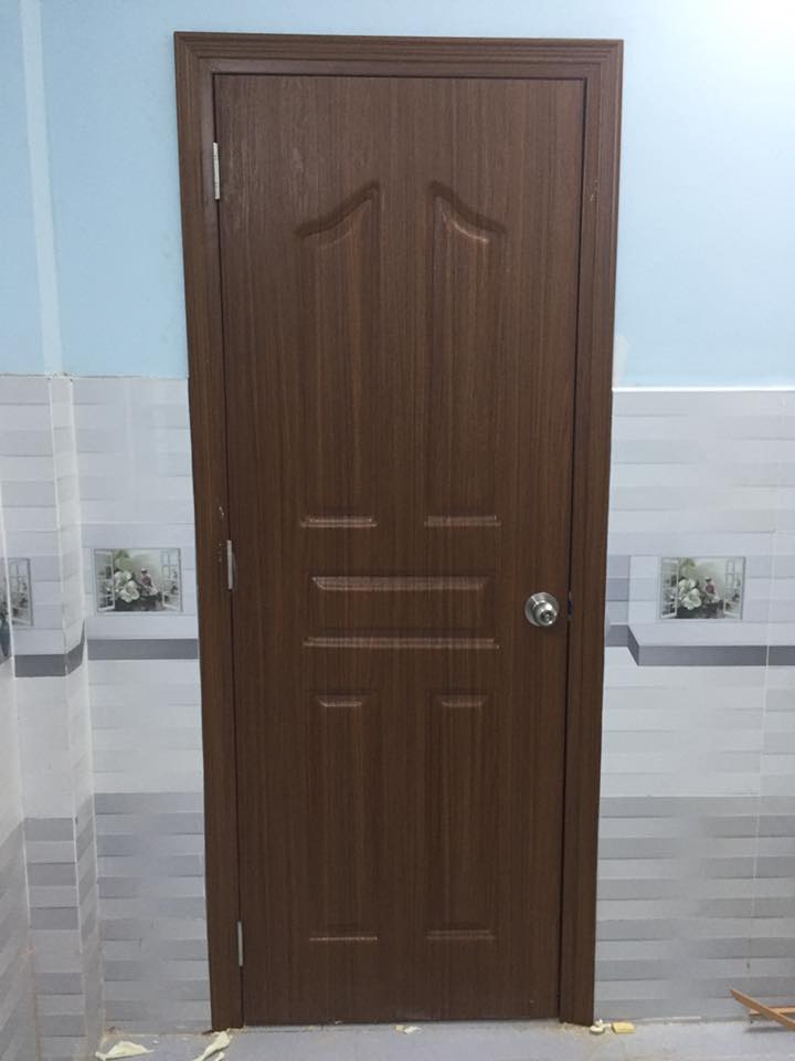 Cửa toilet