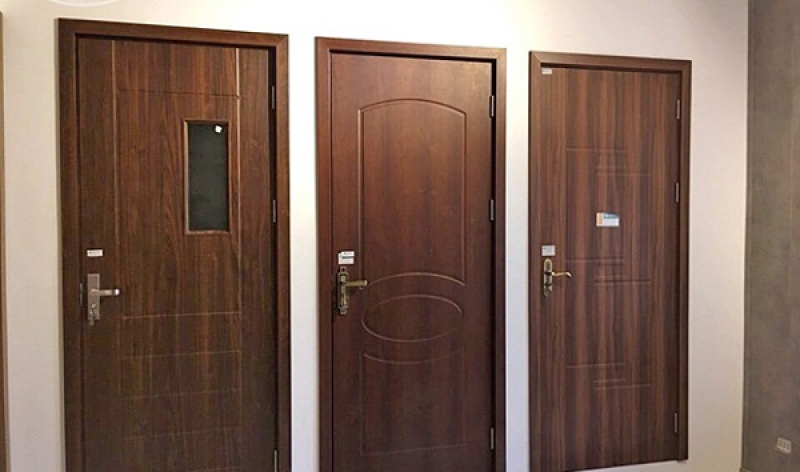 Mẫu cửa nhựa vân gỗ với thiết kế đơn giản