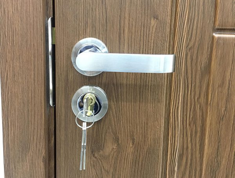 Giá phụ kiện quyết định chi phí lắp đặt cửa gỗ công nghiệp composite