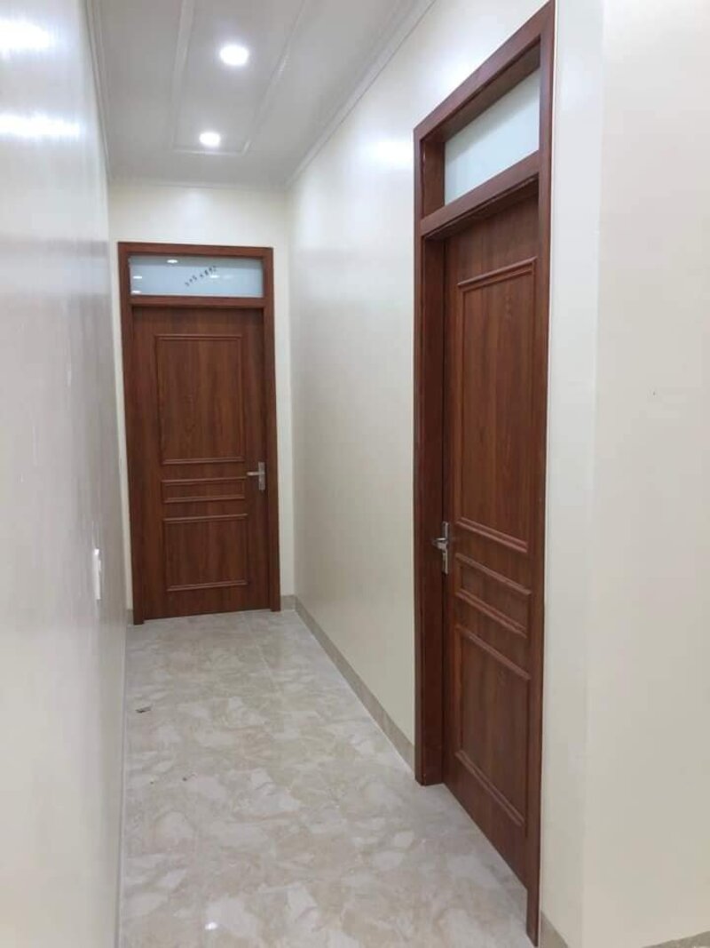 Cố định cánh cửa vào khuôn