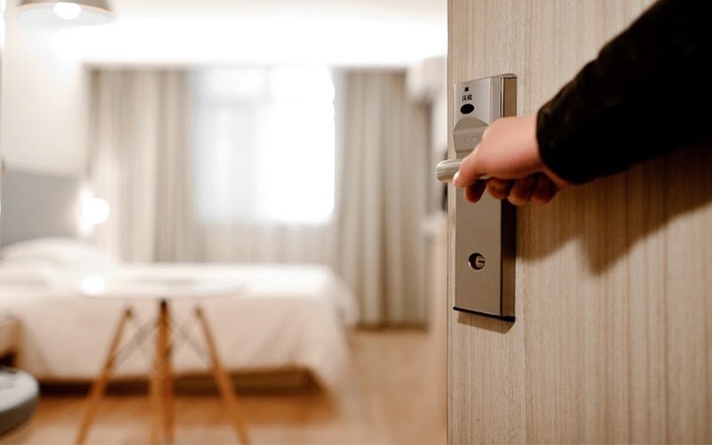 Đóng mở cửa để xem độ ổn định của cửa như thế nào