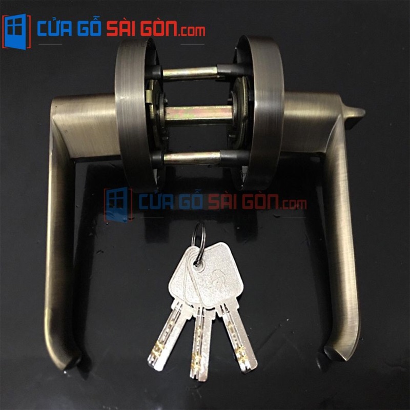 Lắp khóa cửa gạt tròn vào cửa