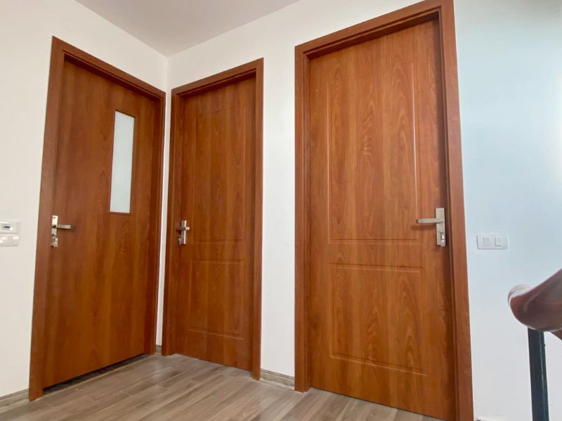 Cửa vân gỗ composite giúp tiết kiệm chi phí