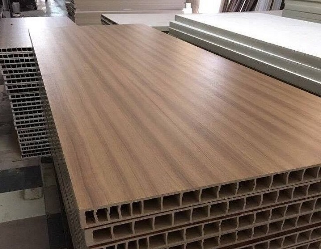 Bước đầu tiên là sản xuất hoặc nhập phôi cánh và khuôn nẹp