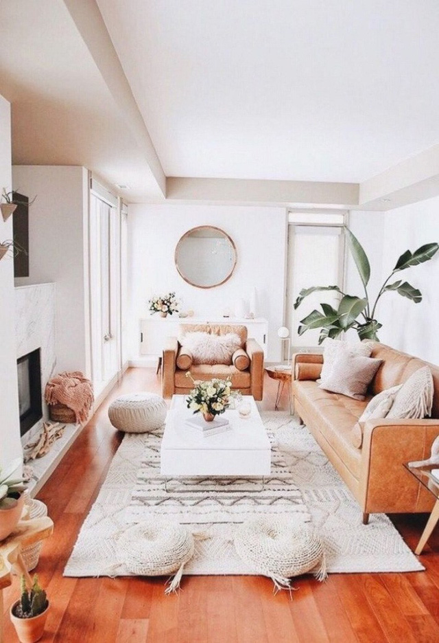 Phòng khách nông trại phong cách với ghế sofa da màu be là đồ nội thất chính và nhiều chỗ ngồi xung quanh.