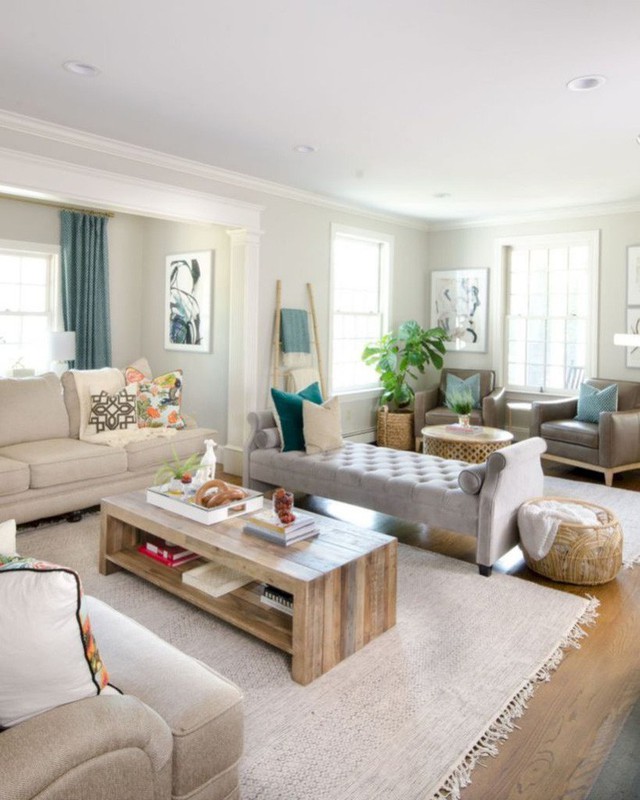 Phòng gia đình với ghế sofa không lưng thanh lịch và đồ nội thất trung tính sang trọng xung quanh.