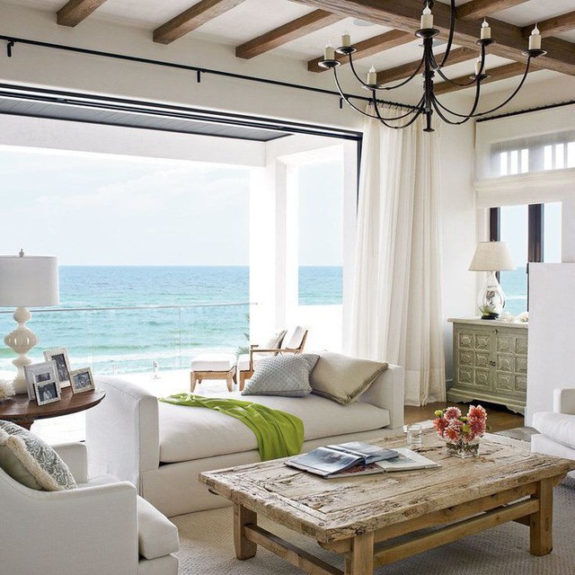 Ghế sofa không lưng tựa màu trung tính được đặt một cách chiến lược trong phòng khách.