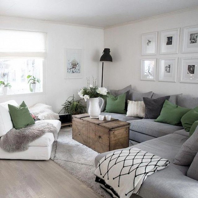 Ghế sofa lớn màu xám tiết kiệm rất nhiều không gian và không làm căn phòng với rất nhiều ghế trở nên lộn xộn.