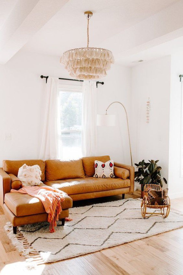 Đặt ghế sofa trước cửa sổ làm cho việc ngồi đọc ở đây đặc biệt thoải mái và mát mẻ.