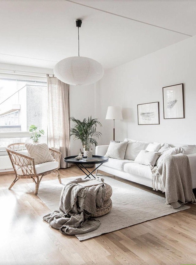 Ghế sofa lớn màu kem trước cửa sổ là một ý tưởng chiến lược cho phép nhiều ánh sáng vào phòng.