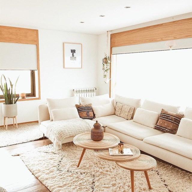 Ghế sofa được đặt trước cửa sổ và khu vực ngồi tràn ngập ánh sáng.