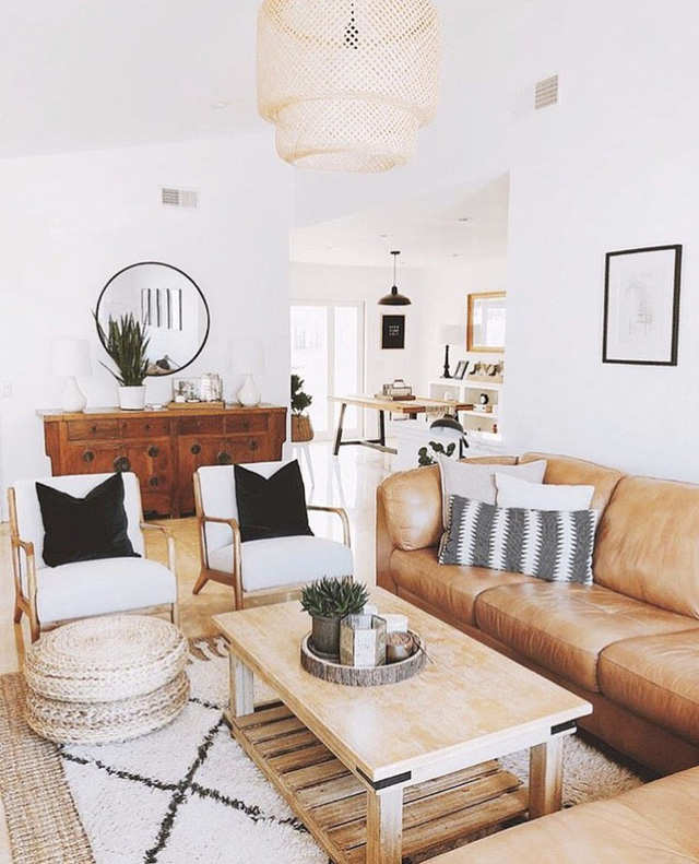 Ghế sofa lớn sẽ chứa được nhiều người ngồi và sẽ tránh làm lộn xộn phòng khách.