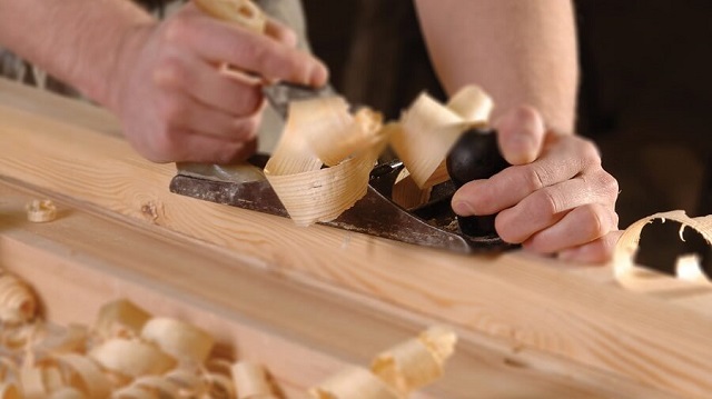 Bào bỏ phần cửa phía dưới nếu bị cong vênh