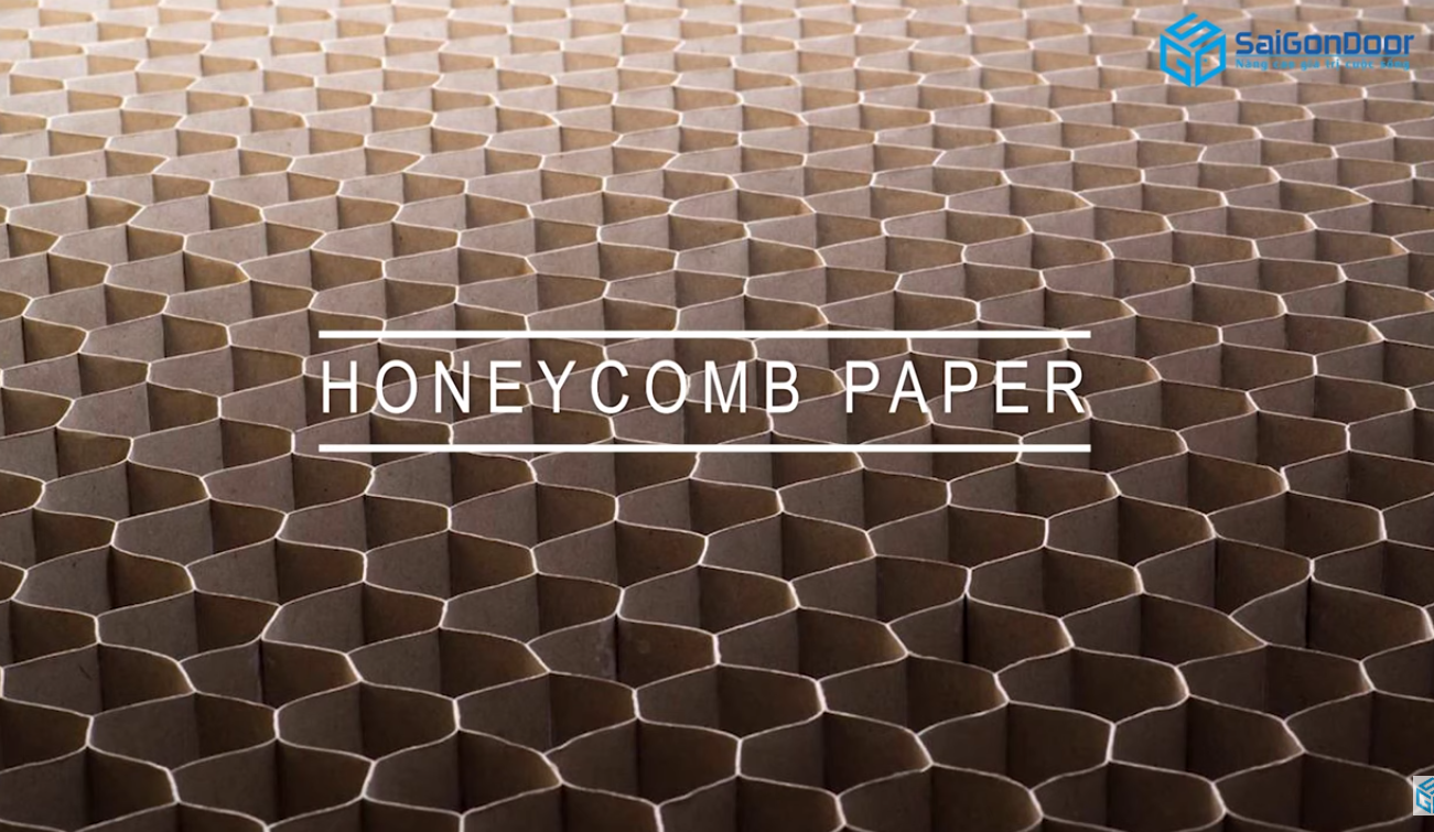Lớp lõi ở giữa là tấm HONEYCOMB có hình dạng lưới tổ ong tạo cho cánh cửa được cứng cáp