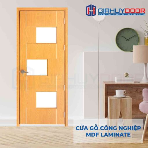 Với thiết kế ô kính so le trên cánh cửa đã mang lại sự mới mẻ và độc đáo về mẫu cửa gỗ phòng ngủ MDF Với thiết kế ô kính so le trên cánh cửa đã mang lại sự mới mẻ và độc đáo về mẫu cửa gỗ phòng ngủ MDF