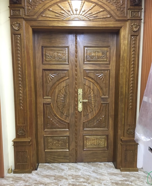 Mẫu cửa 2 cánh thiết kế cầu kỳ với nhiều hoa văn đặc sắc, phù hợp với những công trình biệt thự, công trình sử dụng nội thất gỗ