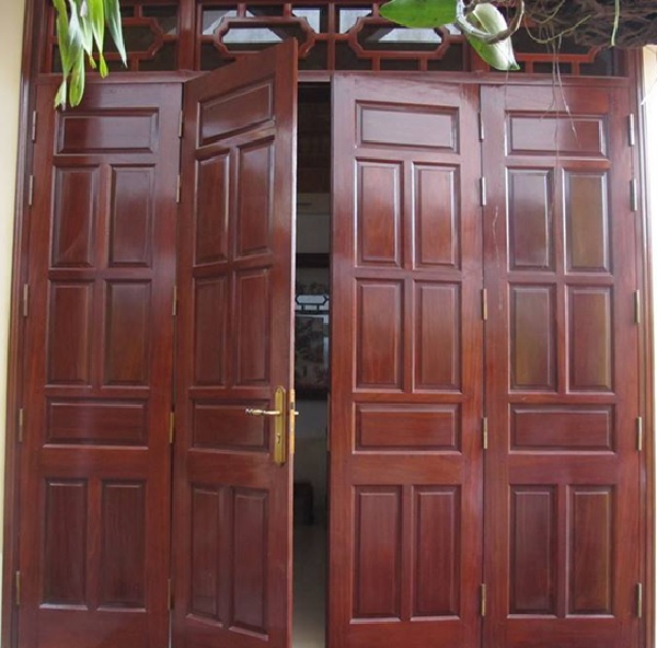 Mẫu cửa gỗ tự nhiên 4 cánh thiết kế đơn giản, phù hợp cho những công trình nhà ở thông thường