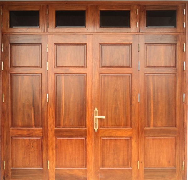 Cửa 4 cánh bằng gỗ tự nhiên với thiết kế chắc chắn cùng màu sắc tươi sáng, mang lại cảm giác tươi mới, thu hút cho ngôi nhà