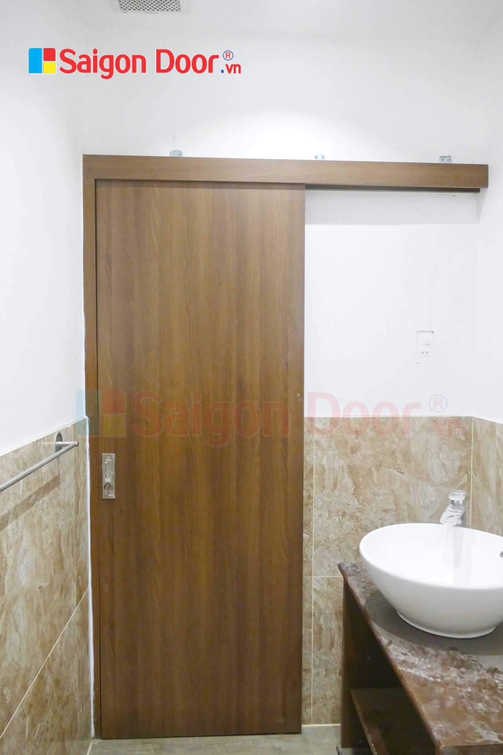 Cửa lùa dùng gỗ MDF lắp đặt thực tế tại Phú Nhuận