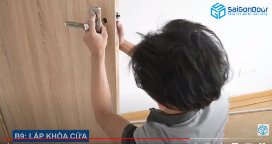 quy trình lắp cửa gỗ công nghiệp