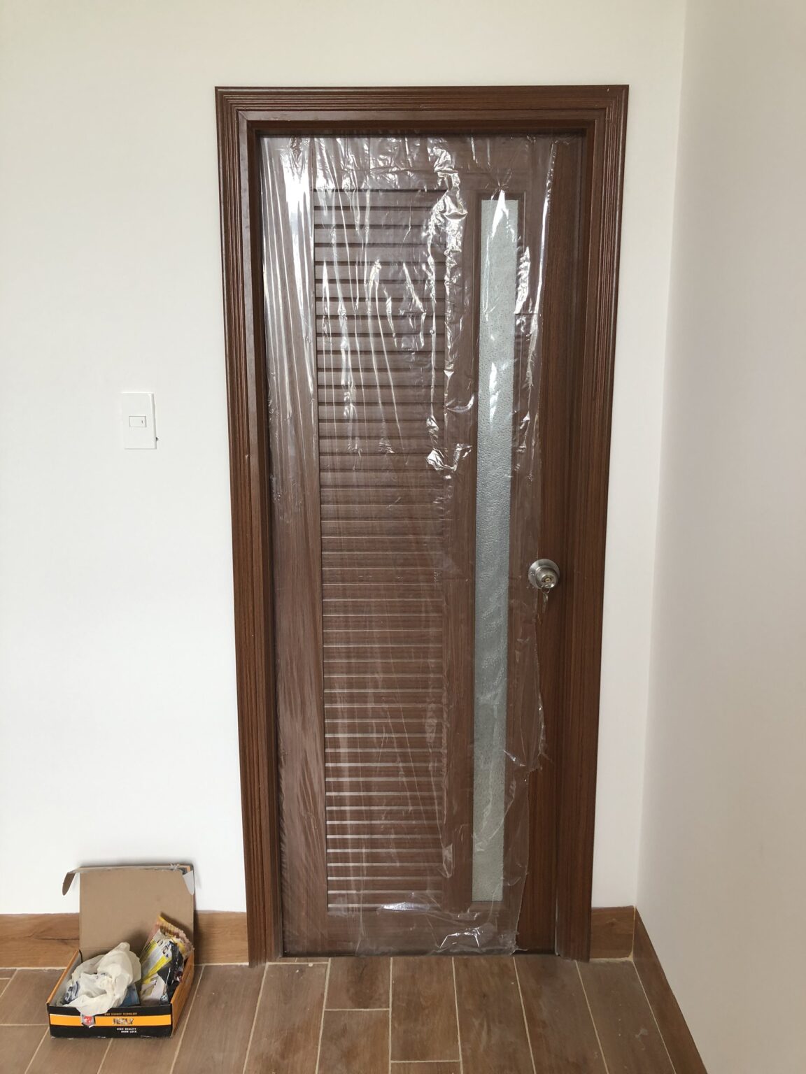 Mẫu cửa nhựa phòng ngủ fix kính kết hợp ô chớp báo giá cửa phòng ngủ